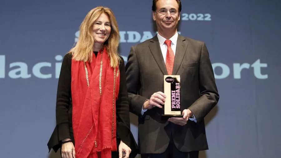 Pere Cornellà amb el premi a la ma, acompanyat d'una altra persona