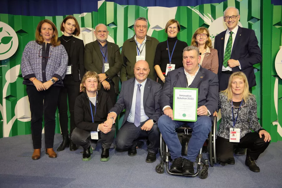 Les persones premiades amb el guardó mirant al front