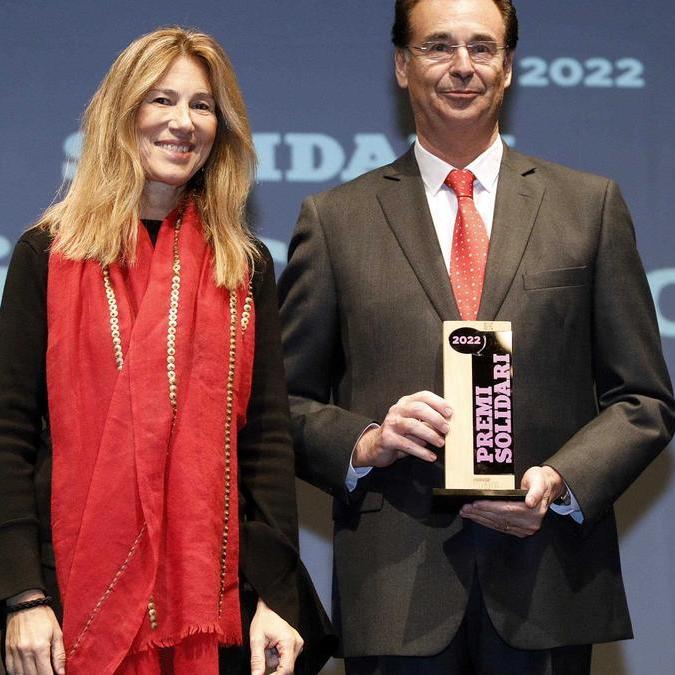 Pere Cornellà amb el premi a la ma, acompanyat d'una altra persona
