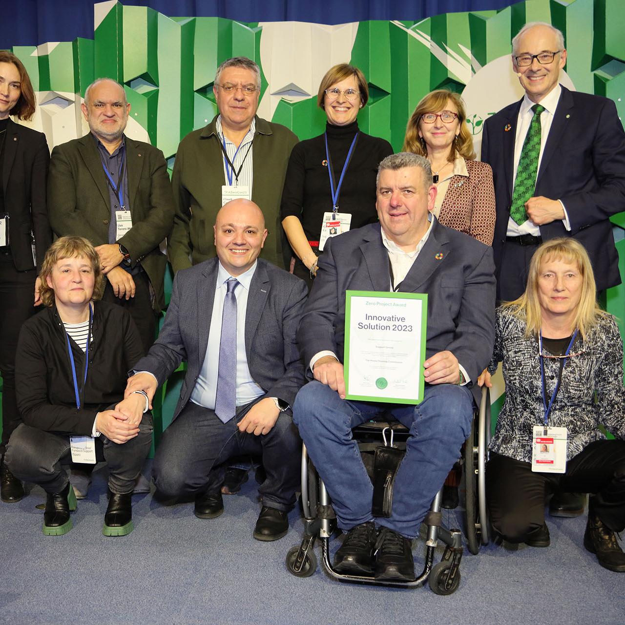 Les persones premiades amb el guardó mirant al front