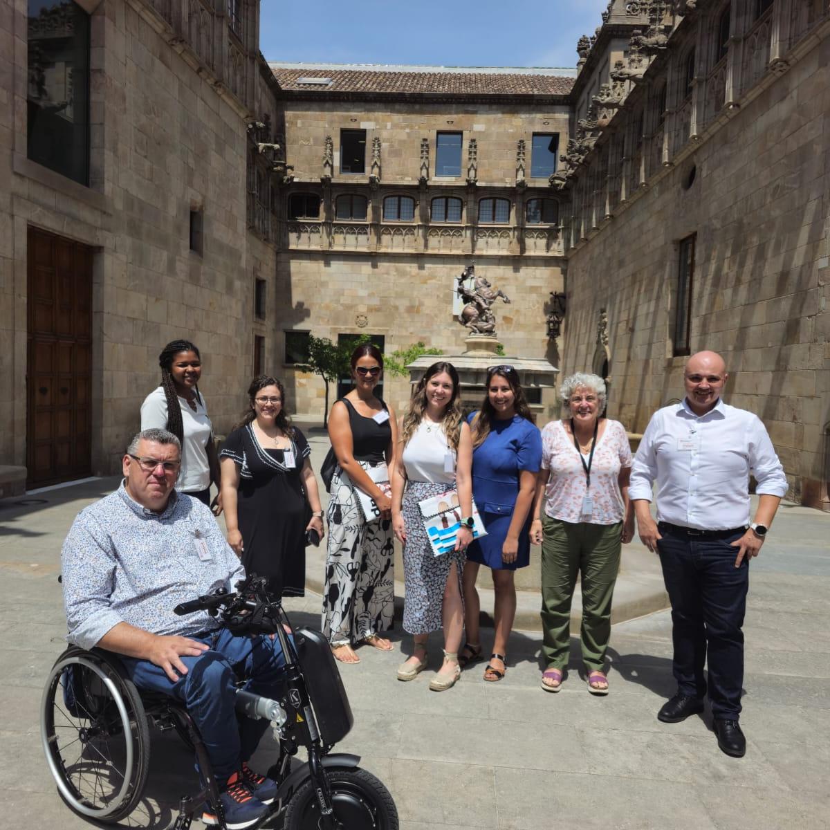 Fotografia de la comitiva de l'agència pública maltesa amb la directora del Pla Nacional per la Salut Mental, el director de Support-Girona i equip