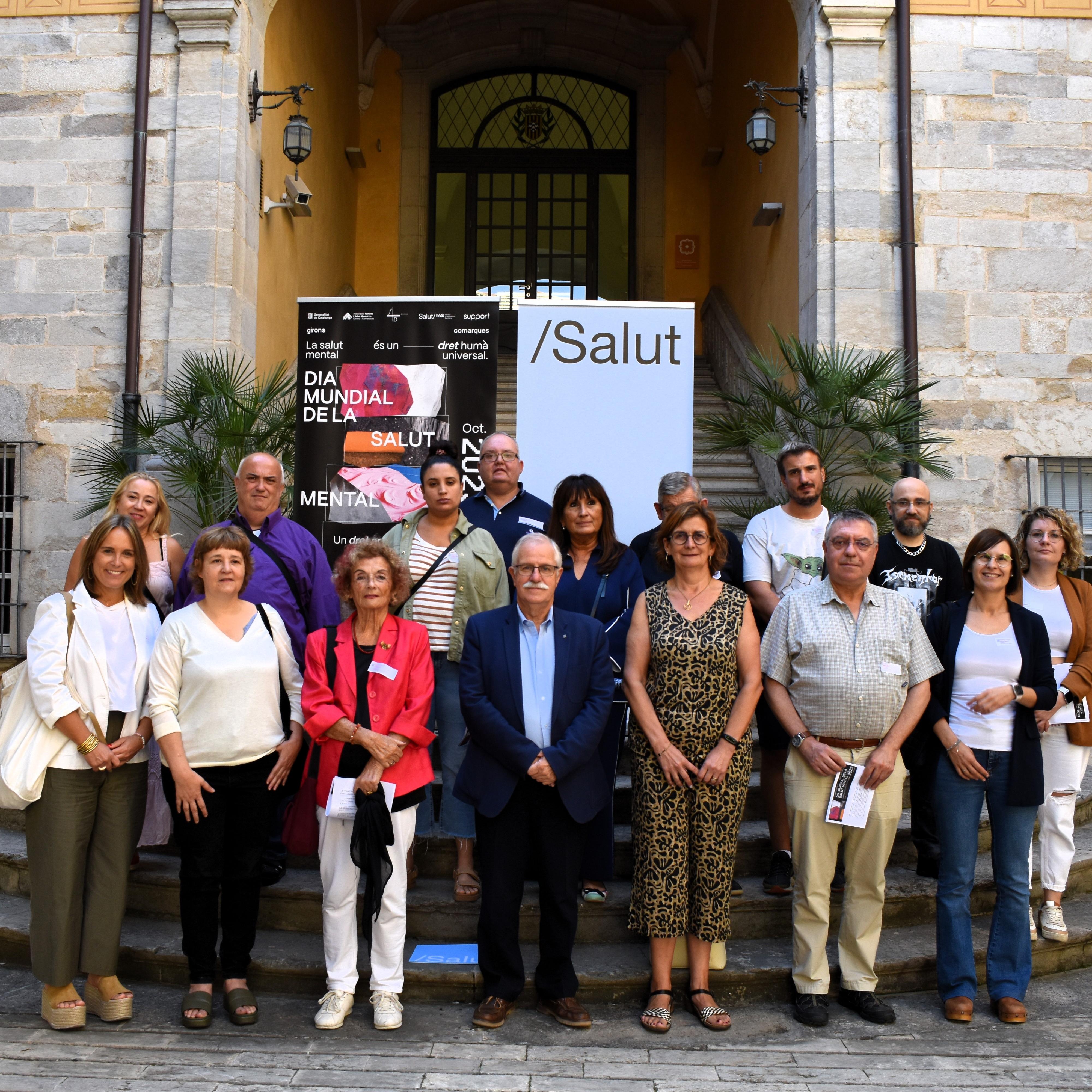 Representants del col·lectiu, de l'administració i entitats al pati de les Magnòlies després de la reunió i lectura del manifest	