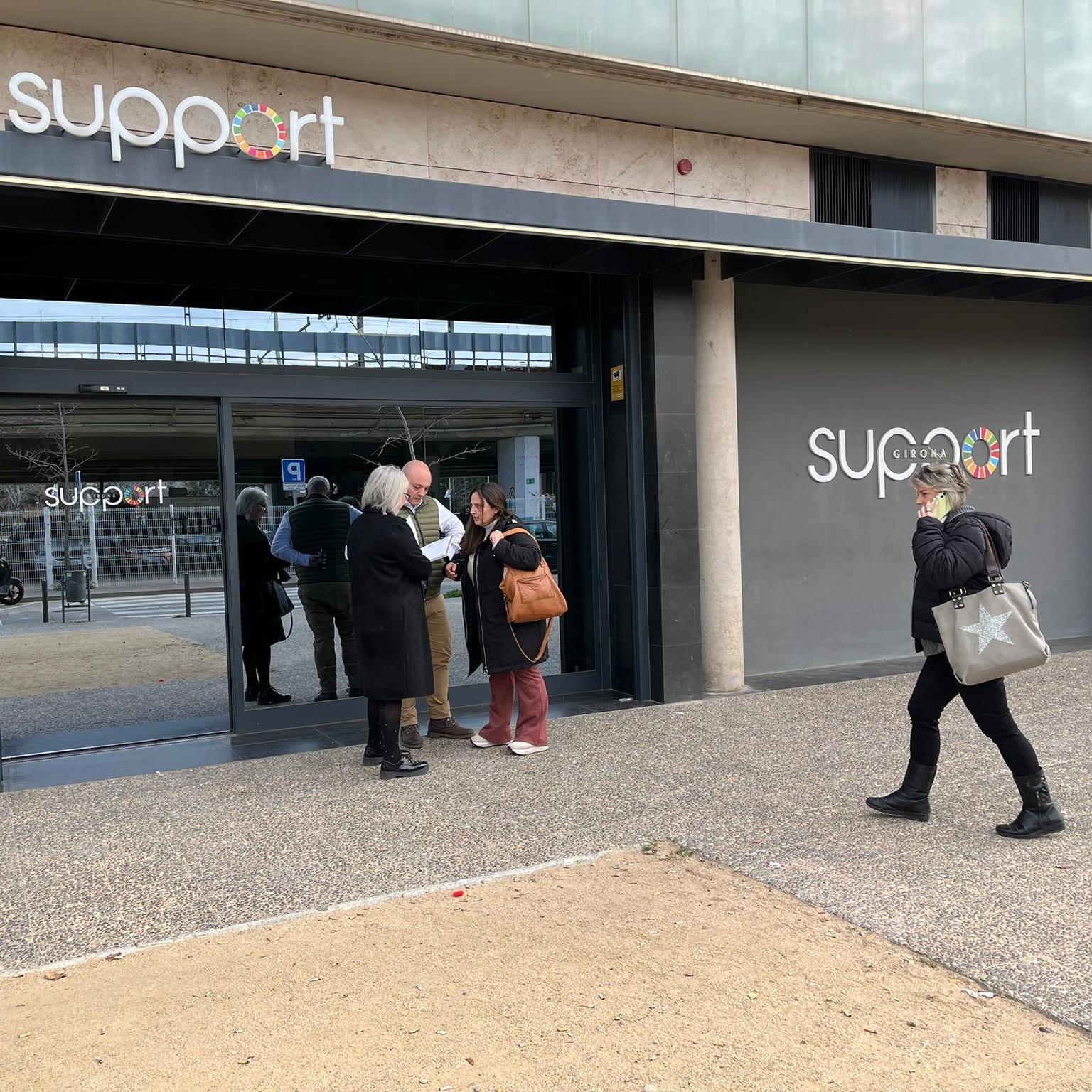 Persones a l'entrada de la seu de Support-Girona