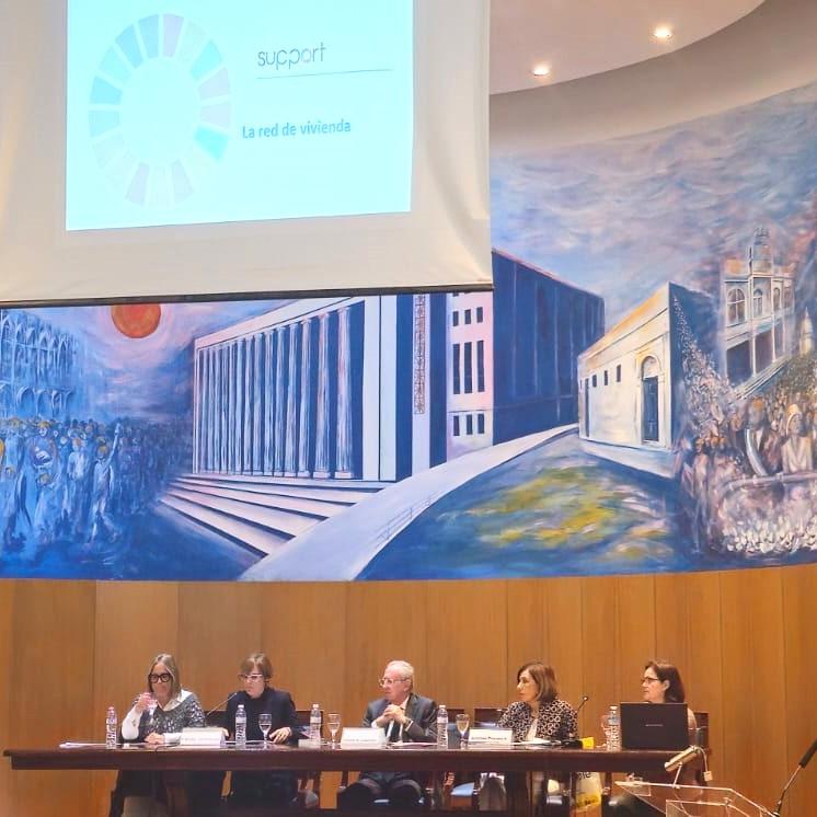 La directora tècnica de l’organització, Glòria Cerrato, i la cap de Formació i Comunicació, Núria Pi, presenten la ponència “El camí cap a la vida independent: Desenvolupament de serveis d'àmbit comunitari i gestió de suports”. 