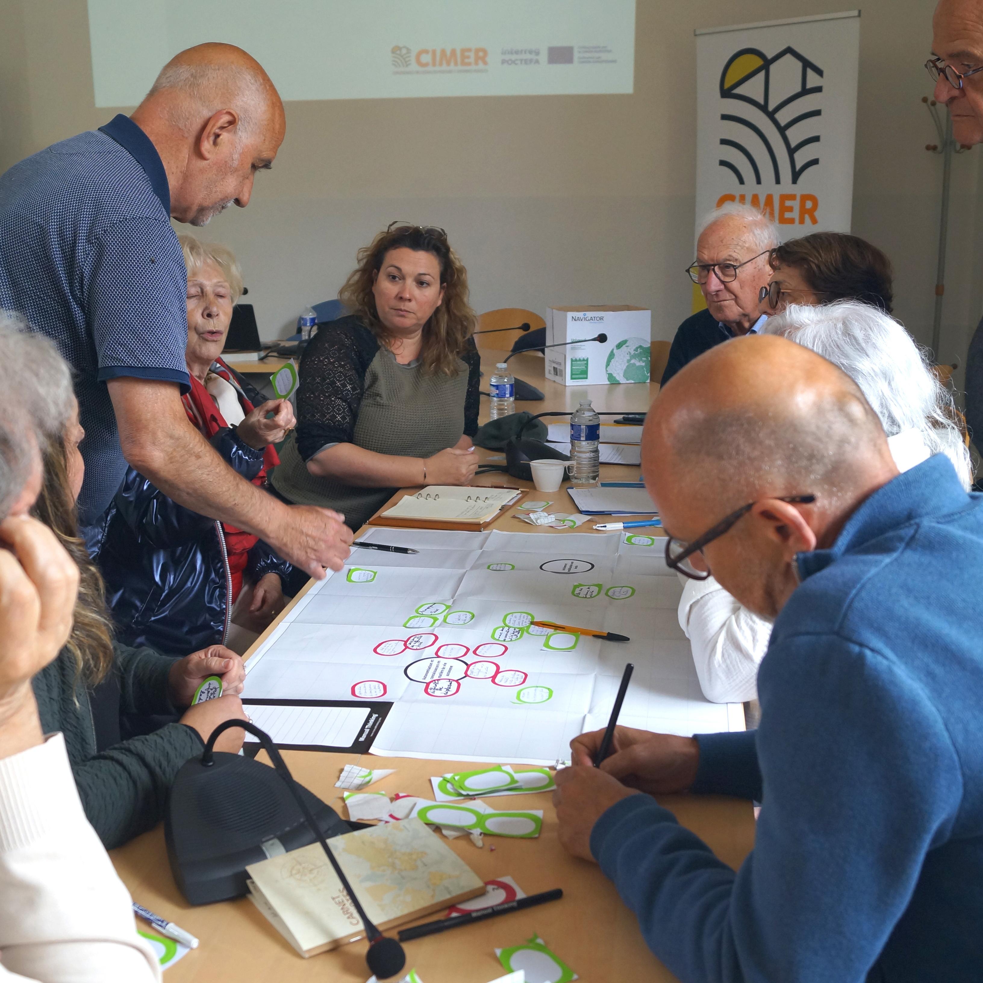 Persones treballant en una taula durant un living lab del projecte CIMER