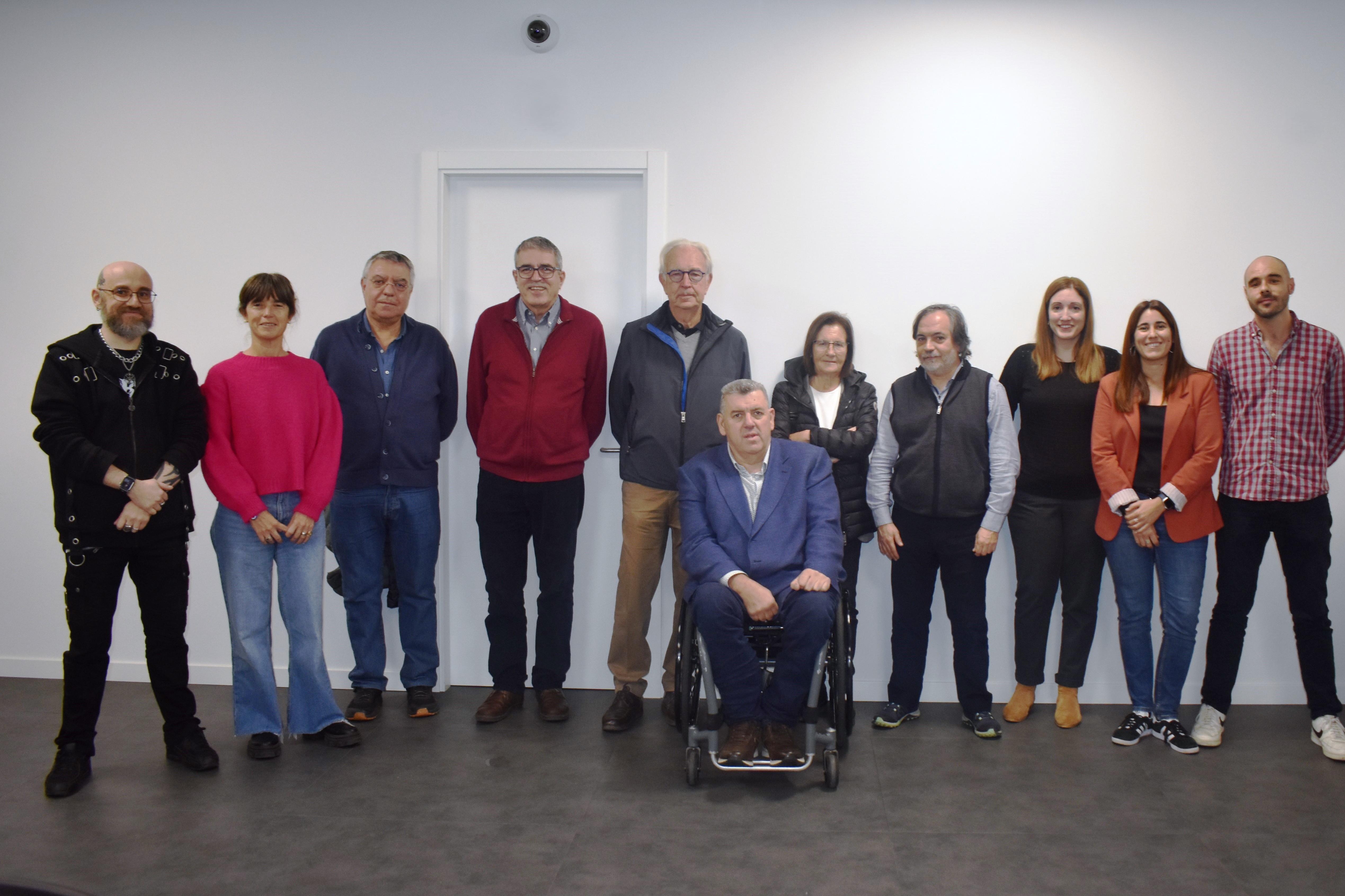 Representants de l'IAS, Fundació Drissa i Support-Girona amb el nucli de treball del projecte i les representants del Hub d'Innovació Social i Sanitària de Catalunya	