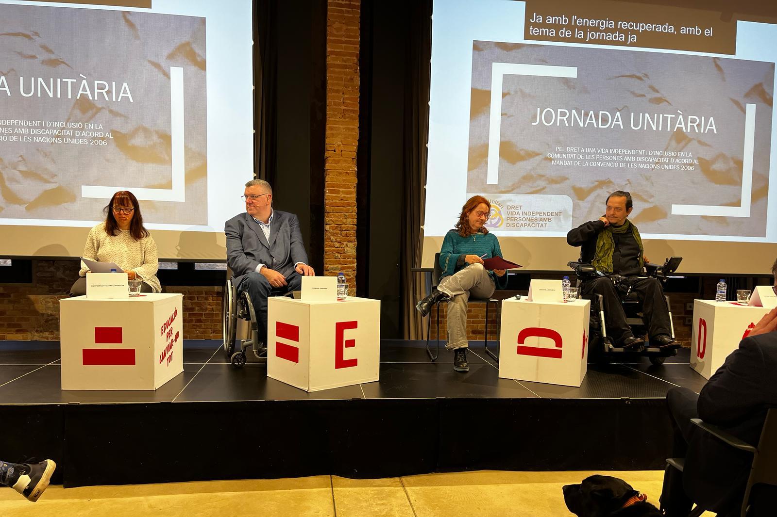 Escenari de la taula de debat