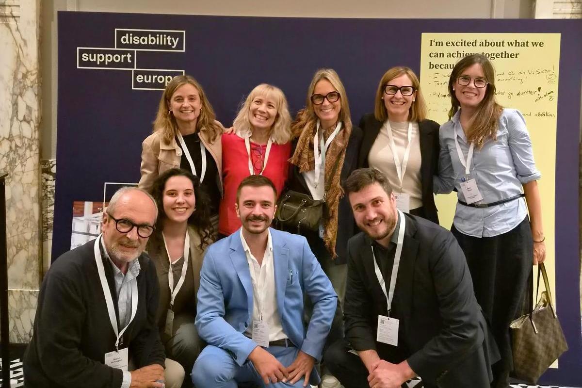 Foto de grup de l'equipd e Support-Girona amb els representants de Disability Support Europe